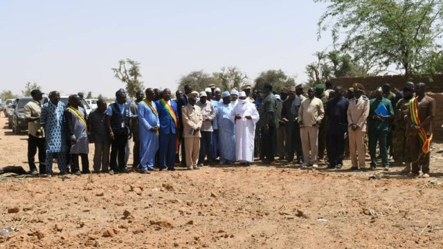 Presiden Mali, Ibrahim Boubacar Keita saat memeriksa kerusakan usai serangan yang dilakukan oleh orang-orang bersenjata di Ogossagou, Mali. Foto: Malian Presidency/Handout via Reuters