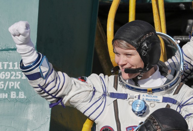 Anne McClain harus membatalkan penerbangannya ke luar angkasa karena ukuran baju yang tidak sesuai. Foto: Shamil ZHUMATOV/ POOL/ AFP