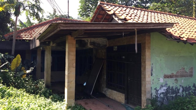 Kondisi rumah kosong di Depok, tempat ditemukannya jelangkung oleh Tim Jaguar, Polres Depok. Foto: Lutfan Darmawan/kumparan