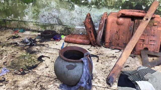 Sejumlah barang-barang yang ada di dalam rumah kosong di Depok, tempat ditemukannya jalangkung oleh Tim Jaguar, Polres Depok. Foto: Lutfan Darmawan/kumparan