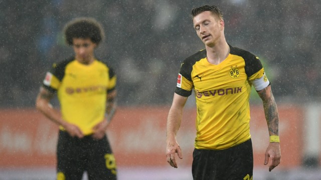 Marco Reus dan Axel Witsel tertunduk lesu saat Dortmund kalah. Foto: AFP/Christof Stache