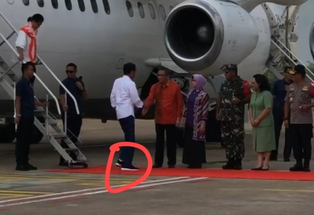 Jokowi menggunakan sepatu sneakers saat berkunjung ke Kalimantan Barat, Rabu (27/3). Foto: dok. Hi!Pontianak