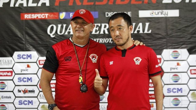 Pelatih Kalteng Putra (kiri), Gomes de Olivera dan Yoo Hyun-goo (kanan) dalam sesi jumpa pers sebelum laga perempat final Piala Presiden 2019. Foto: Alan Kusuma/kumparan