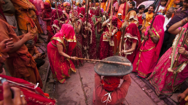 Keseruan tradisi Lath Maar Holi di India Foto: Shutter Stock
