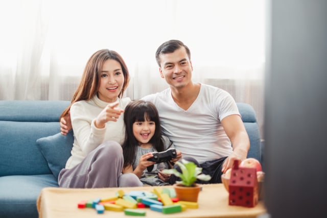 com-Menonton TV bersama keluarga. Foto: Shutterstock