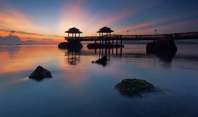 com-Penampakan jetty Pulau Ubin dari pantai. Terletak tak jauh dari pulau utama, Pulau Ubin menawarkan sensasi yang berbeda bagi wisatawan. Foto: Shutterstock