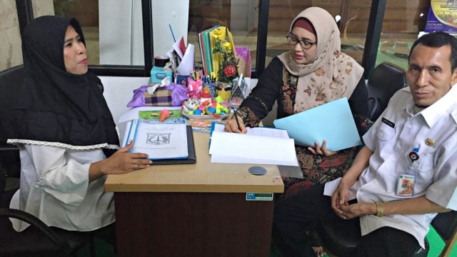 Komisioner KPAI, Retno Listyarti (kedua kanan), bersama staf Sudin Pendidikan Jakarta Utara Wilayah II, membahas sanksi murid yang menyawer guru, di Kantor Wali Kota Jakarta Utara. Foto: Muhammad Darisman/kumparan