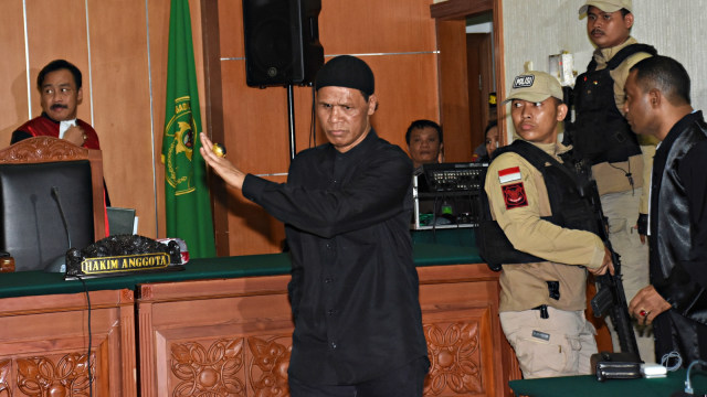 Terdakwa Hercules Rosario Marshal bersiap mengikuti sidang putusan terkait kasus dugaan penguasaan lahan PT Nila Alam, Kalideres, di PN Jakarta Barat. Foto: Antara/Indrianto Eko Suwarso