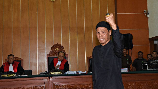 Terdakwa Hercules Rosario Marshal meluapkan emosinya seusai sidang putusan terkait kasus dugaan penguasaan lahan PT Nila Alam, Kalideres, Jakarta Barat. Foto: Antara/Indrianto Eko Suwarso