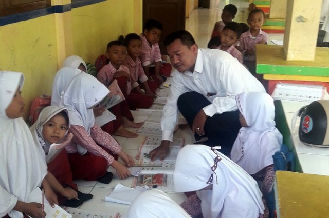 Karena ruang kelasnya dipakai untuk ruang guru, 24 murid kelas II SD Negeri Kubangsari di Desa Cipancuh, Kecamatan Haurgeulis, Kabupaten Indramayu, Jawa Barat, terpaksa harus belajar di luar ruang kelas. (Nanang)