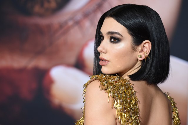 Gaya edgy Dua Lipa. Foto: Robyn Beck / AFP