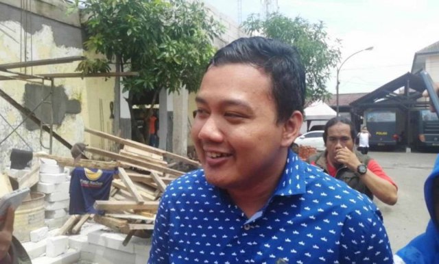 Fuad Benardi, anak sulung Wali Kota Tri Rismaharini, usai diperiksa di Polda Jatim. Foto: JatimNow