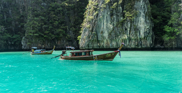 Perairan di Phi Phi Island yang airnya jernih kehijauan (sumber: PIxabay)