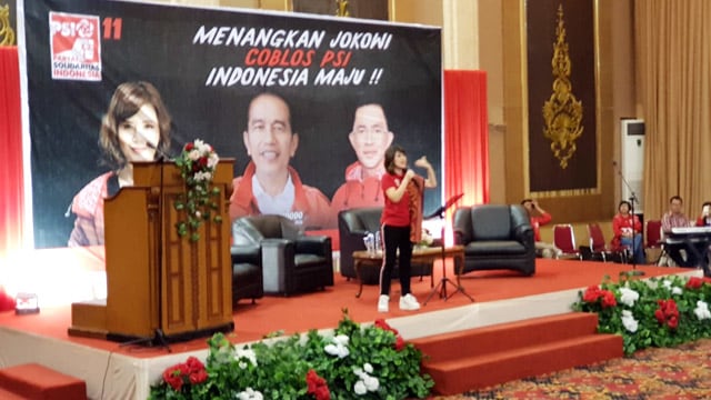 Grace Natalie saat berbicara di Kampanye Dialogis Partai Solidaritas Indonesia (PSI), di gedung MCC, Kota Manado, Rabu (27/3)