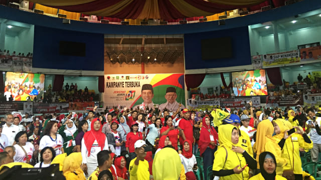 Relawan dan masyarakat memadati gedung pertemuan Dome dalam rangka menyambut kedatangan calon Presiden nomor urut 01 Joko Widodo di Balikpapan, Kalimantan Timur. Foto: Moh Fajri/kumparan