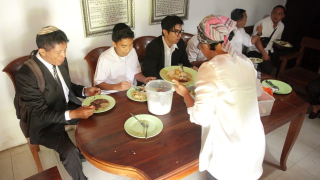 Makan bersama setelah Ibadah Sabat di Sinagoge Tondano. Foto: Cornelius Bintang/kumparan