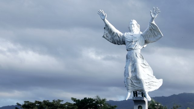 Patung “Tuhan Yesus Memberkati” di Manado. Foto: Cornelius Bintang/kumparan