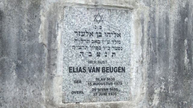 Makam Yahudi di Manado atas nama Elias Van Beugen. Foto: Cornelius Bintang/kumparan