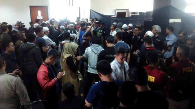 Keriuhan di depan ruang sidang saat sidang lanjutan Habib Bahar bin Smith, di Kantor Dinas Perpustakaan dan Kearsipan, Kota Bandung, Kamis (28/3). Foto: Rachmadi Rasyad/kumparan