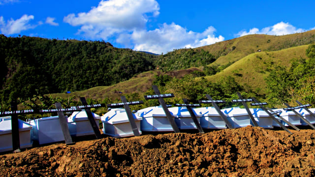 Sejumlah peti berisi jenazah korban banjir bandang Sentani siap untuk dikuburkan secara massal di Pemakaman Umum Kampung Harapan Sentani, Jayapura, Papua. Foto: Antara/Gusti Tanati