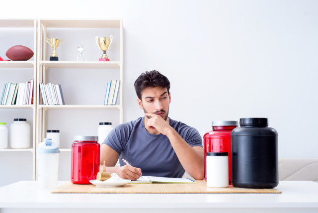 Ilustrasi mengkonsumsi susu protein tambahan Foto: dok.shutterstock