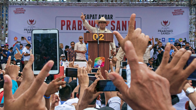 Calon Presiden nomor urut 02 Prabowo Subianto menyampaikan orasi politik pada acara Rapat Akbar Prabowo-Sandi di Stadion Sidolig, Bandung, Jawa Barat. Foto: Antara/Novrian Arbi