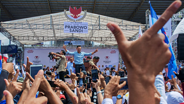 Komandan Komando Satuan Tugas Bersama Partai Demokrat Agus Harimurti Yudhoyono pada acara Rapat Akbar Prabowo-Sandi di Stadion Sidolig, Bandung, Jawa Barat. Foto: Antara/Novrian Arbi