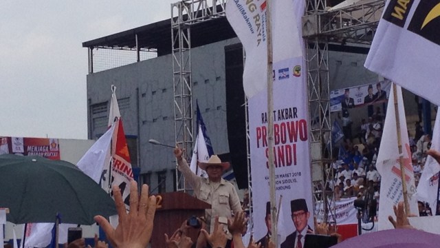 Calon presiden nomor urut 02 Prabowo Subianto berkampanye di Kota Bandung, Kamis (28/3). (Foto: Iman Herdiana)