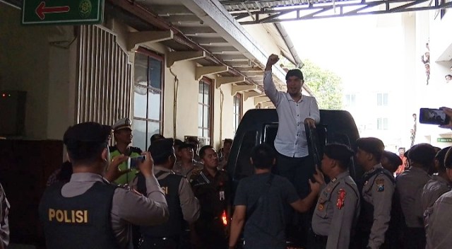 Ahmad Dhani mengepalkan tangan sesaat sebelum menjalani sidang di Pengadilan Negeri Surabaya, Kamis (28/3). Foto: Yuana Fatwalloh/kumparan
