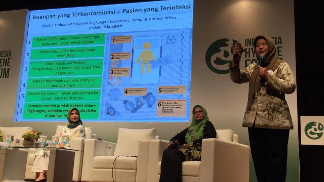 dr. Anis Karuniawati, SpMK., Ph.D. berbicara di Indonesia Hygiene Forum