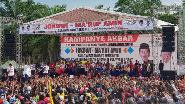 Kampanye akbar calon presiden nomor urut 01, Joko Widodo, di Lapangan Ahmad Kirang, Mamuju, Sulawesi Barat. Foto: Sapriadi
