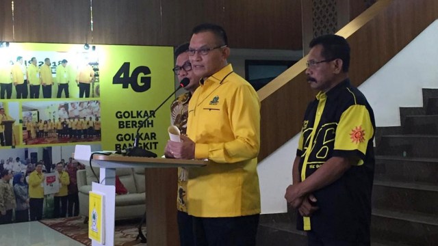 Sekjen Partai Golkar Lodewijk Freidrich Paulus (tengah) memberikan keterangan pers pada konferensi pers di Kantor DPP Golkar, Jakarta, Kamis (28/3). Foto: Efira Tamara/kumparan