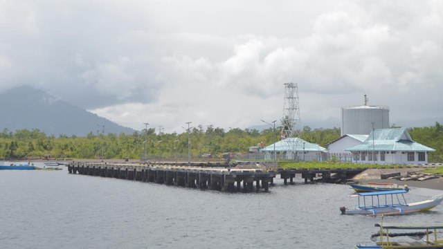 Pelabuhan Galela, Halmahera Utara, Maluku Utara yang diresmikan Jokowi pada 2016. Terlihat, minim aktivitas bongkar muat. (Foto: Firjal Usdek)