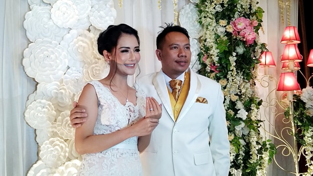  Vicky  Prasetyo  Berikan Persembahan Cinta Berupa Cincin  