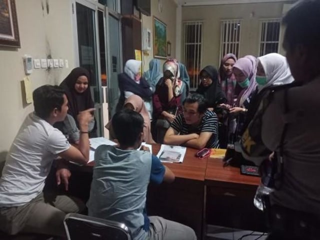 Sejumlah korban arisan online saat melapor ke Mapolresta Palembang (istimewa)