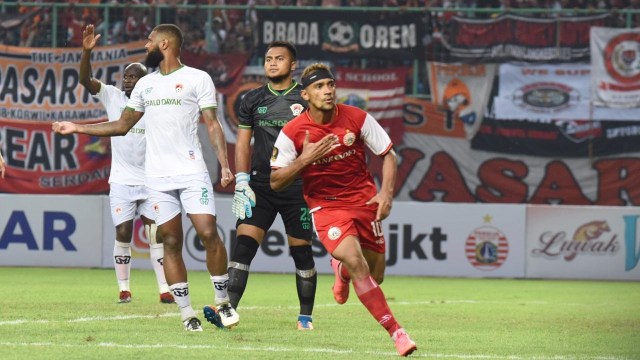 Selebrasi pemain Persija, Bruno Matos (kanan) usai mencetak gol ke gawang Kalteng Putra di Stadion Patriot Candrabaga, Kamis, (28/3). Foto: Dok. Persija