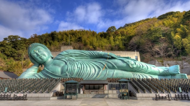 Patung Buddha tidur yang terkenal di Kuil Nanzoin, Jepang