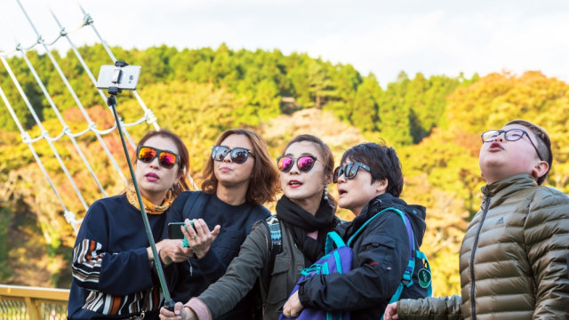 Wisatawan berfoto di Hakone, Jepang