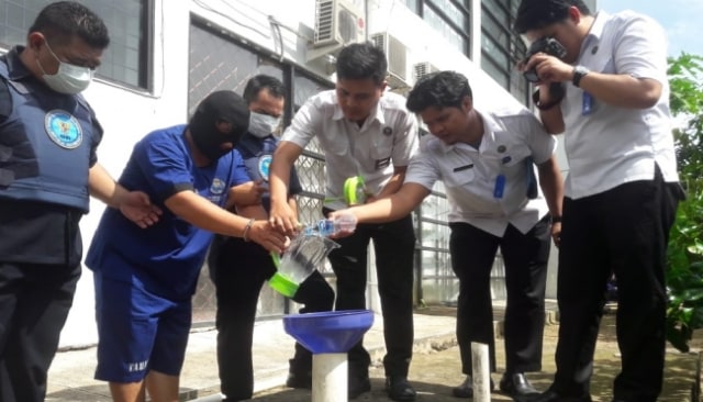 BNN Kota Pangkalpinang memusnahkan 90,56 gram sabu-sabu dengan cara diblender dan selanjutnya dibuang ke septik  tank. Sabu-sabu tersebut merupakan hasil dari Operasi P4GN, Kamis (28/3/2019).(ist)