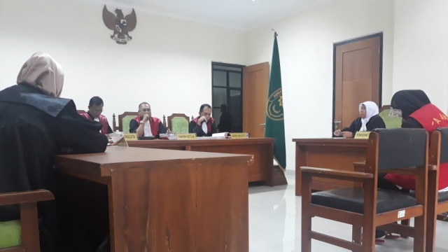 Suasana sidang Aisyah Tusalamah alias Ratu Kerajaan Ubur-ubur (kanan) di Pengadilan Negeri Serang. Foto: Dok. Kumparan