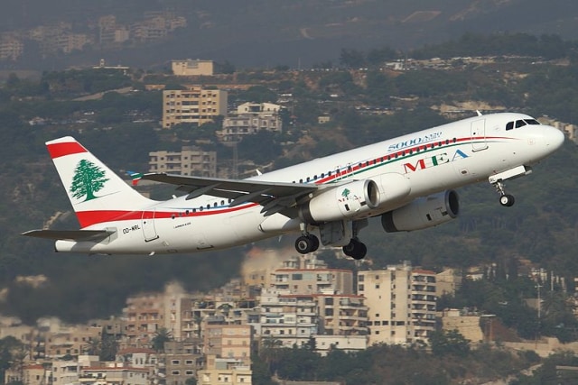 Pesawat tinggal landas dari bandar udara internasional Beirut - https://commons.wikimedia.org/wiki/File:Airbus_A320_of_Middle_East_Airlines_taking_off_from_Beirut_International_Airport.jpeg