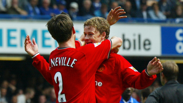 Solskjaer dan Neville saat sama-sama membela Manchester United. Foto: ADRIAN DENNIS / AFP