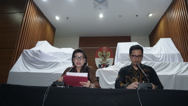 Wakil Ketua KPK Basaria Panjaitan (kiri) bersama juru bicara KPK Febri Diansyah gelar konfrensi press Operasi Tangkap Tangan. Foto: Jamal Ramadhan/kumparan