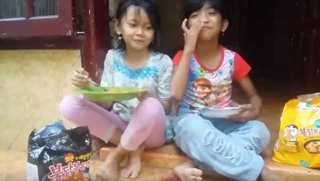  Aurora ZR yang biasa disapa dengan Rara, bocah kelas 2 SD di Surabaya ini menjadi viral karena video youtubenya ASMR Samyang, Foto: screenshot YouTube Aurora ZR