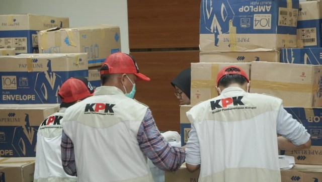 Penyidik KPK menunjukkan barang bukti Operasi Tangkap Tangan terkait dugaan suap pengiriman pupuk via kapal di Gedung KPK, Jakarta, Kamis, (28/3). Foto: Jamal Ramadhan/kumparan