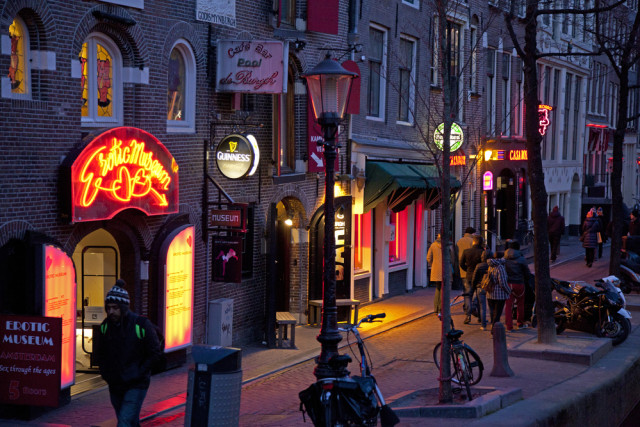 Kawasan red light district De Wallen pada senja hari Foto: Shutter Stock