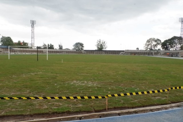 Rumput jenis Zoysia martella sudah tertanam rapih di Stadion Sumpah Pemuda PKOR Way Halim, Kamis (28/3) | Foto : Obbie Fernando/Lampung Geh