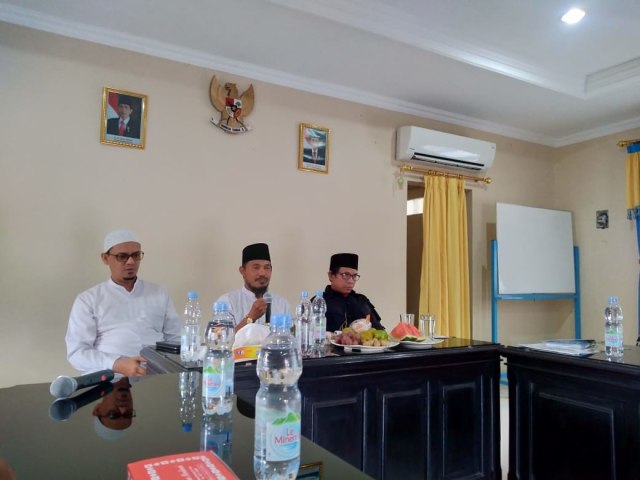 Panitia acara "Silaturahmi Umat-Pesan Damai dari Solo Untuk Indonesia" dalam acara konferensi pers di Kantor Masjid Agung Solo, Rabu (27/3/2019). (Tara Wahyu N.V.)