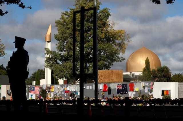 Seorang Polisi sedang bertugas menjaga keamanan di luar Mesjid Al-Noor di Christchurch. Sumber Foto: Reuters/Jorge Silva.