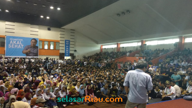 ROCKY Gerung di depan ribuan milenials, Rabu, 27 Maret 2019, saat Bedah Buku "Sebuah Awalan" Miftah Nur Sabri, di GOR Tribuana, Pekanbaru. 